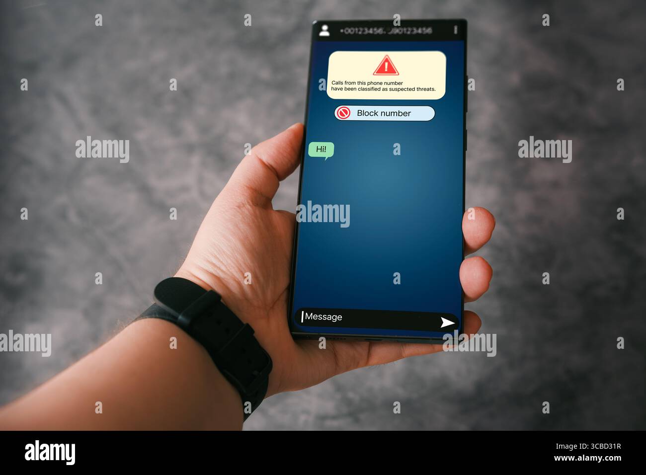 Konzept für Textnachrichten-Betrug. Frau erhält eine verdächtige Nachricht am Telefon. Betrugs- und Phishing-Telefonkonzept. Nachricht von Fremdem. Stockfoto