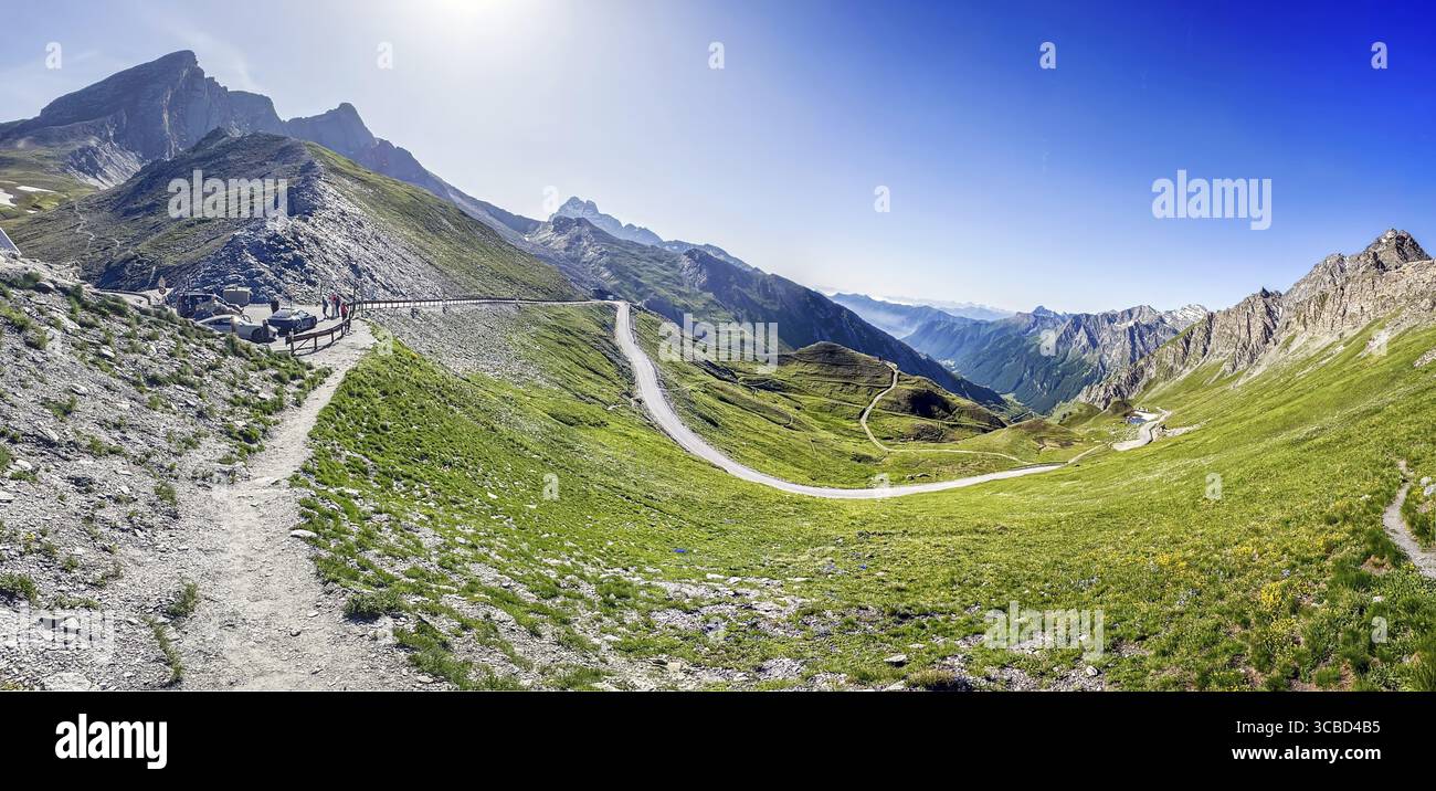 Panoramablick auf die linke Seite des kleinen Parkplatzes des 2744 Meter hohen Col Agnel, Colle dell' Agnello im Hintergrund südliche Rampe des Alpenpasses oberhalb der tr Stockfoto