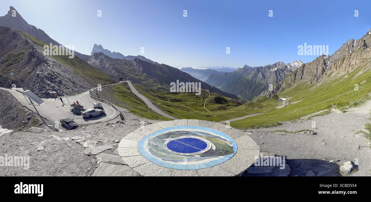 Panoramablick auf die linke Seite kleiner Parkplatz des Col Agnel Colle dell'Agnello dell'Agnello im Hintergrund südliche Rampe des Alpenpasses oberhalb der Baumgrenze Stockfoto