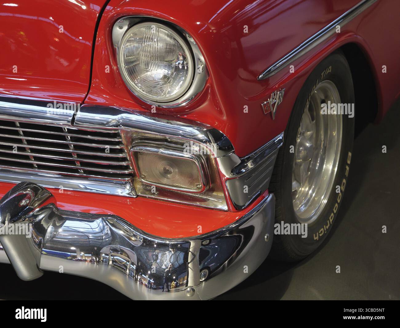 Roter Oldtimer mit Chrom-Stoßfänger und Scheinwerfern, Köln, Nordrhein-Westfalen, Deutschland Stockfoto