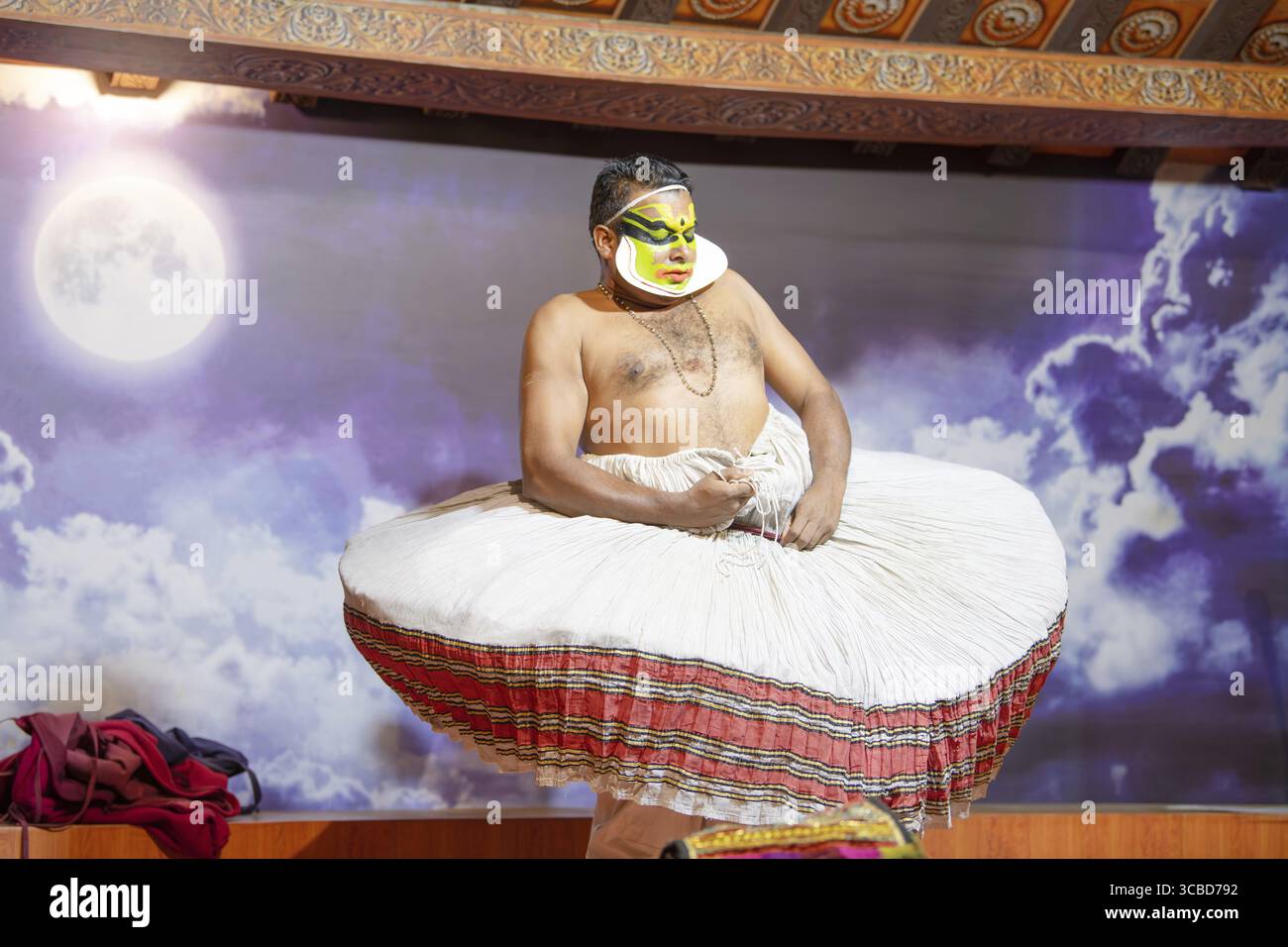 Kathakali-Darsteller gettig Dreded, Kerala, malayalam traditioneller klassischer indischer Tanz, Mime, Drama und Musik, hinduistische Mythologie-Geschichte, Puranas, The Stockfoto