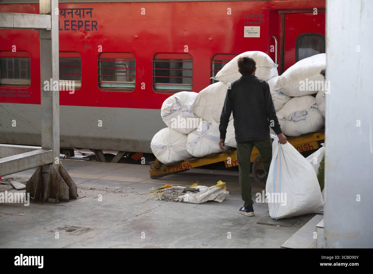 Bahnhof Mumbai, Indien, Taschen mit Bettlaken, Bahnsteig für den Nachtzug, Transport und Lieferung mit öffentlichen Verkehrsmitteln, 06.03.2025 Stockfoto