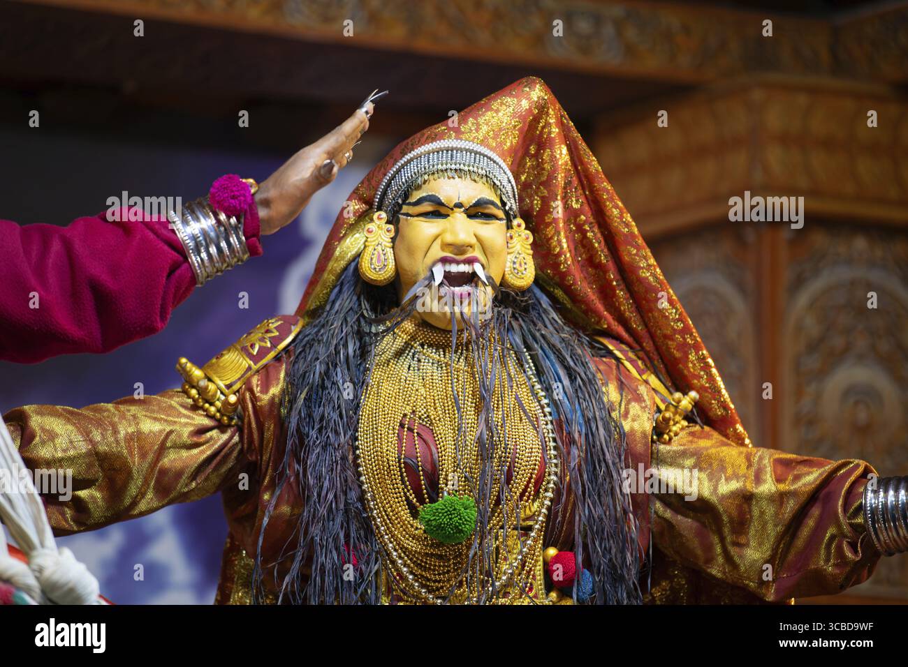 Kathakali-Aufführung in Kerala, malayalam traditioneller klassischer indischer Tanz, Mime, Drama und Musik, hinduistische Mythologie Story, Puranas, Thekkady in in Stockfoto