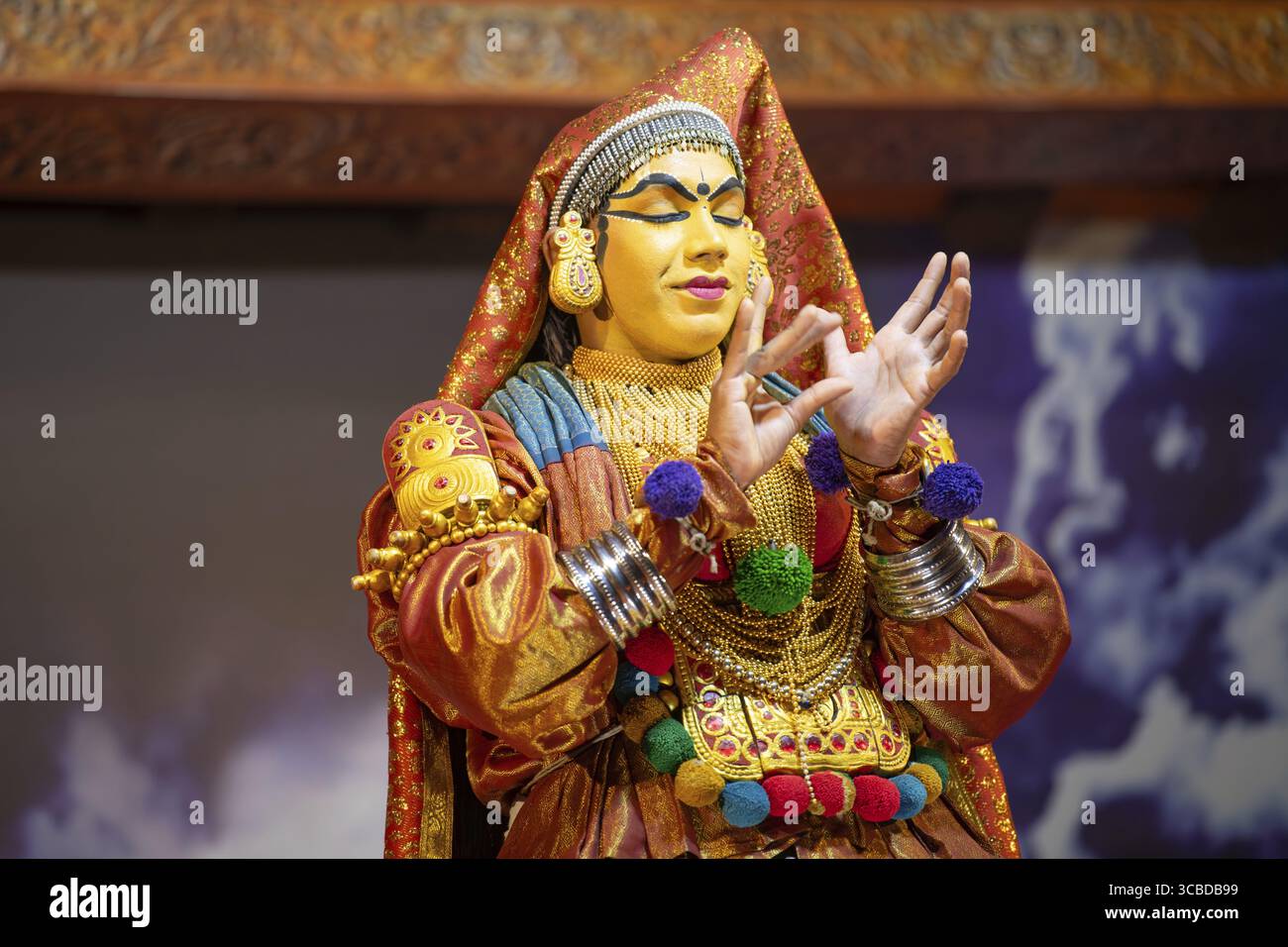 Kathakali-Aufführung in Kerala, malayalam traditioneller klassischer indischer Tanz, Mime, Drama und Musik, hinduistische Mythologie Story, Puranas, Thekkady in in Stockfoto