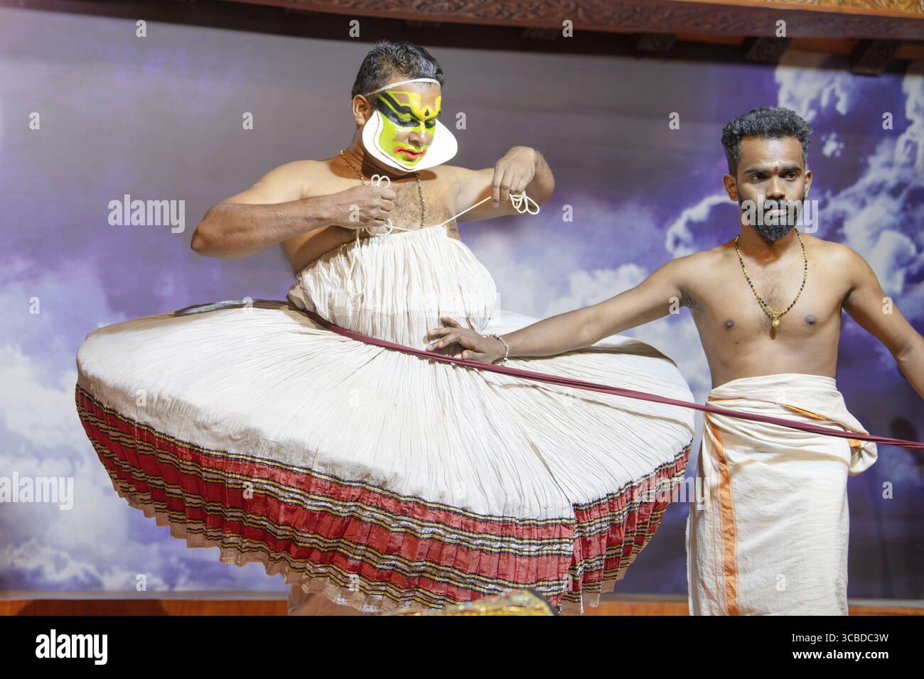 Kathakali-Darsteller gettig Dreded, Kerala, malayalam traditioneller klassischer indischer Tanz, Mime, Drama und Musik, hinduistische Mythologie-Geschichte, Puranas, The Stockfoto