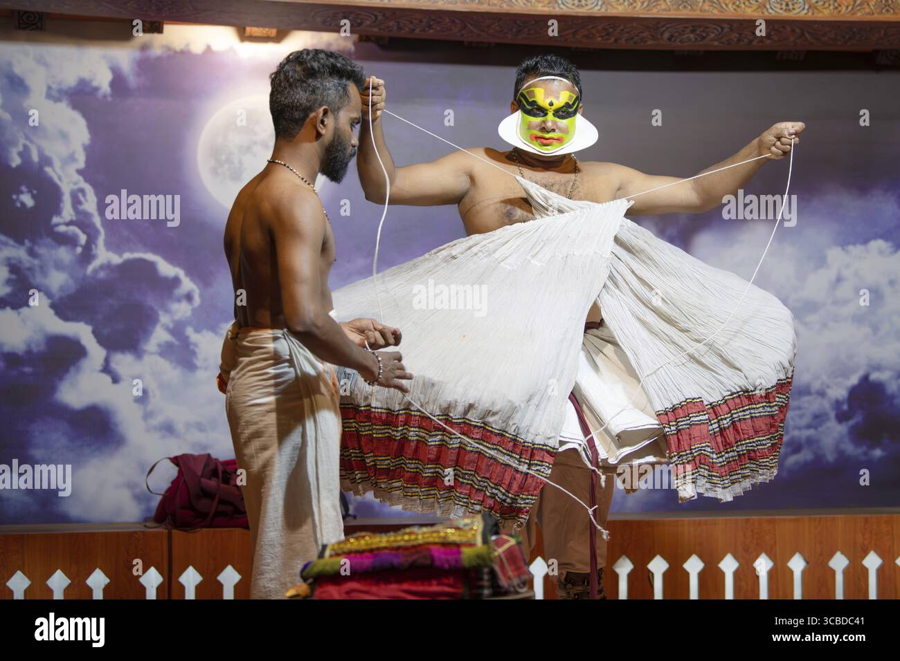 Kathakali-Darsteller gettig Dreded, Kerala, malayalam traditioneller klassischer indischer Tanz, Mime, Drama und Musik, hinduistische Mythologie-Geschichte, Puranas, The Stockfoto
