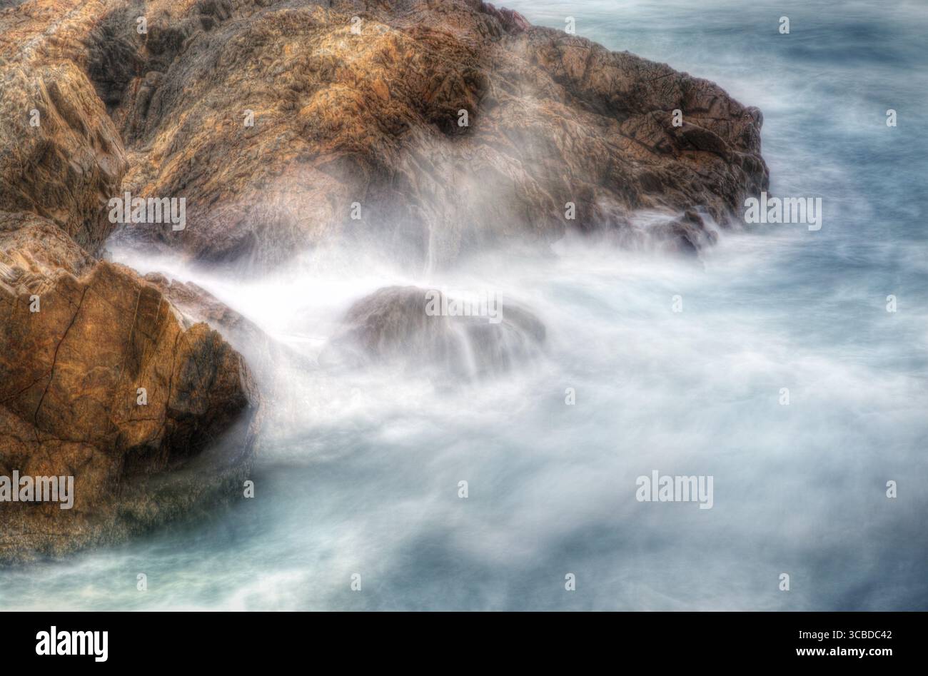 Weiches Wasser auf Felsen am Hafen von coffs Stockfoto