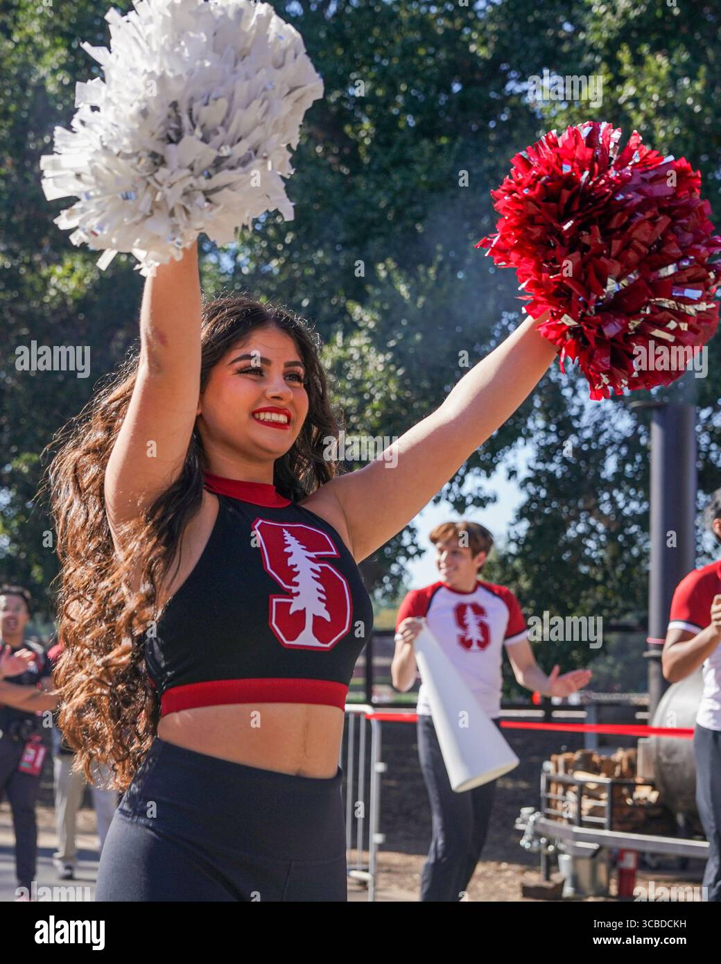 28. Oktober 2023, Stanford, Kalifornien, USA: Stanford Cardinal Cheerleader während der Feierlichkeiten vor dem Spiel beim Washington Huskies vs. Stanford Cardinal im Stanford Stadium. (Bild: © Jose Moreno/ZUMA Press Wire) Stockfoto