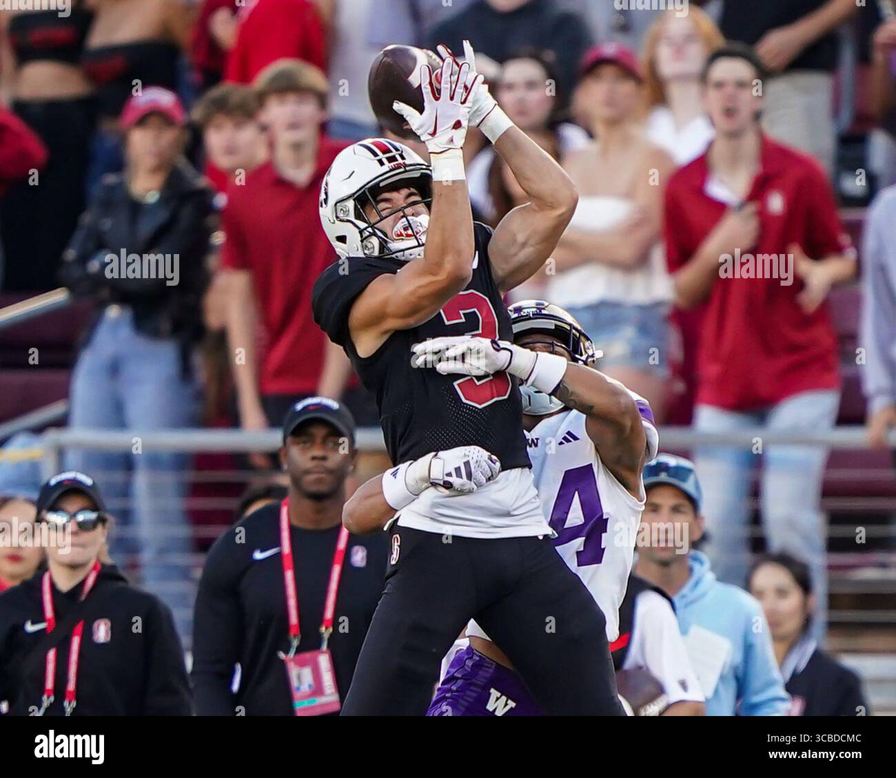 28. Oktober 2023, Stanford, Kalifornien, USA: Der Stanford Cardinal Wide Receiver BRYCE FARRELL (3) lässt einen Pass fallen, während er beim NCAA-Fußballspiel Washington Huskies vs Stanford Cardinal im Stanford Stadium gegen Washington Huskies Safety MAKELL ESTEEN (24) abwehrt. (Bild: © Jose Moreno/ZUMA Press Wire) Stockfoto