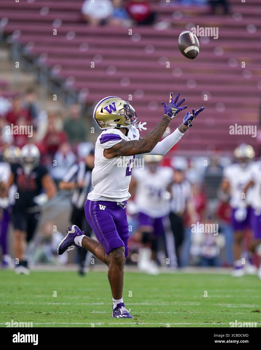 28. Oktober 2023, Stanford, Kalifornien, USA: Washington Huskies Wide Receiver ja'LYNN POLK (2) erhält einen langen Pass während des zweiten Quartals beim NCAA-Fußballspiel Washington Huskies vs Stanford Cardinal im Stanford Stadium. (Bild: © Jose Moreno/ZUMA Press Wire) Stockfoto