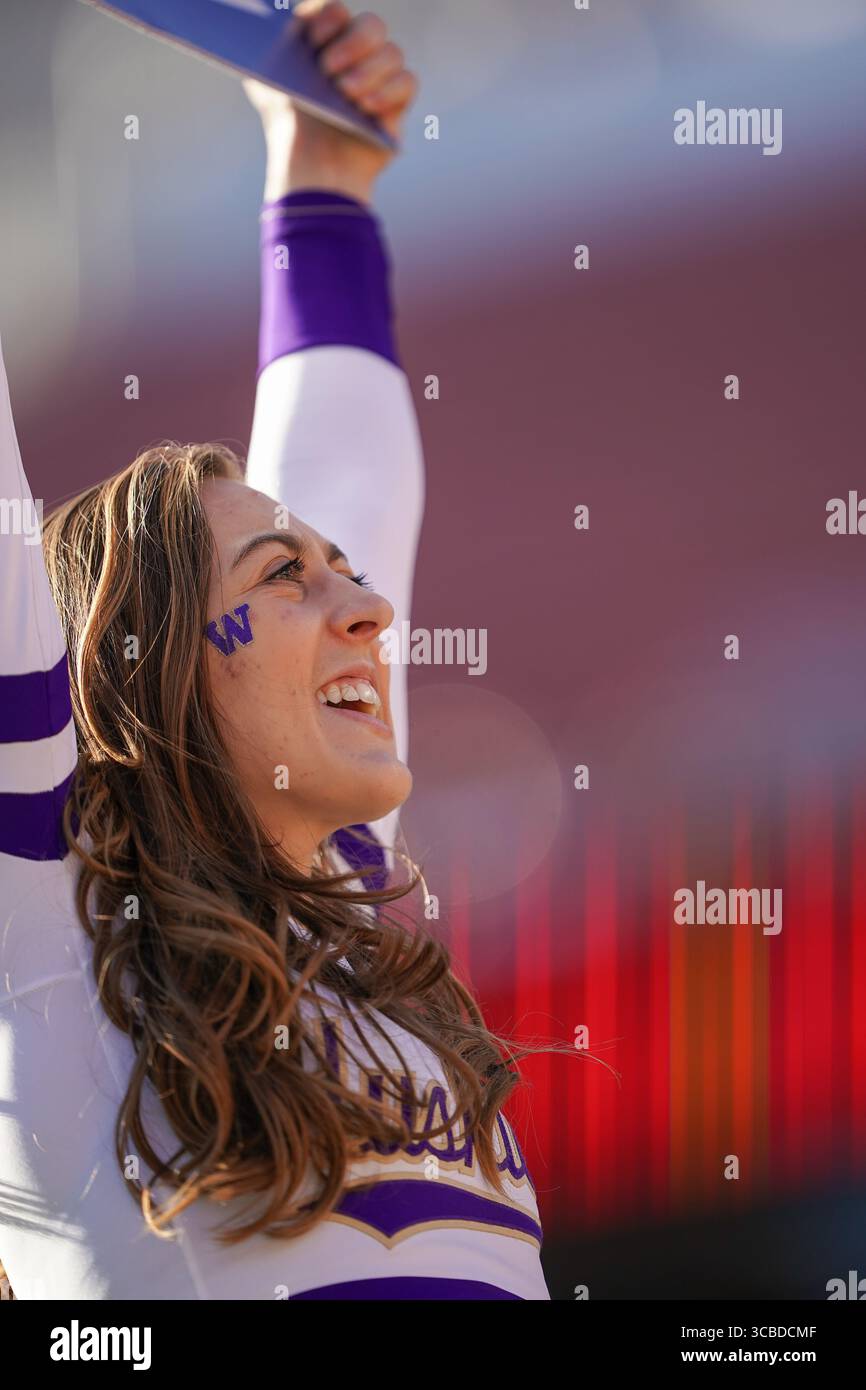 28. Oktober 2023, Stanford, Kalifornien, USA: Der Cheerleader der Washington Huskies feiert mit Reisenden Fans während der Vorspielfeier beim NCAA-Fußballspiel Washington Huskies vs Stanford Cardinal im Stanford Stadium. (Bild: © Jose Moreno/ZUMA Press Wire) Stockfoto
