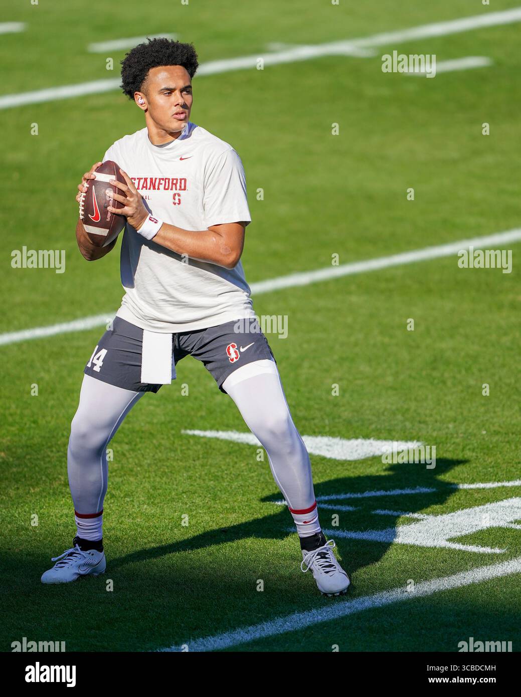 28. Oktober 2023, Stanford, Kalifornien, USA: Stanford Cardinal Quarterback ASHTON DANIELS (14) wärmt seinen Wurfarm beim Vorspiel für das NCAA-Fußballspiel Washington Huskies vs Stanford Cardinal im Stanford Stadium auf. (Bild: © Jose Moreno/ZUMA Press Wire) Stockfoto
