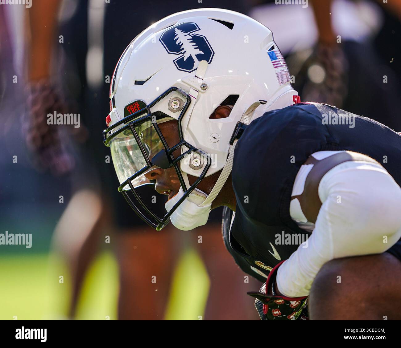 28. Oktober 2023, Stanford, Kalifornien, USA: Der Spieler des Stanford Cardinal konzentriert sich auf die vor dem Spiel liegende Aufgabe während der Aufwärmphase beim NCAA-Spiel Washington Huskies vs. Stanford Cardinal im Stanford Stadium. (Bild: © Jose Moreno/ZUMA Press Wire) Stockfoto
