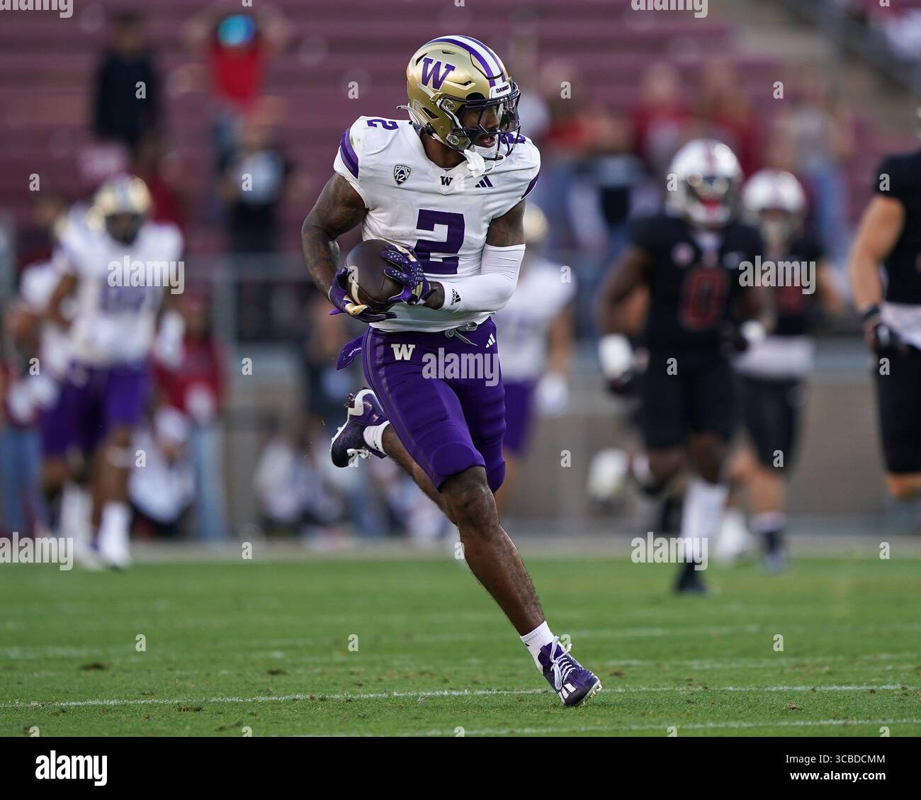 28. Oktober 2023, Stanford, Kalifornien, USA: Washington Huskies Wide Receiver ja'LYNN POLK (2) sieht die Verteidigung und vermeidet Tackles, nachdem er einen langen Pass beim NCAA-Fußballspiel Washington Huskies vs Stanford Cardinal im Stanford Stadium erhalten hat. (Bild: © Jose Moreno/ZUMA Press Wire) Stockfoto