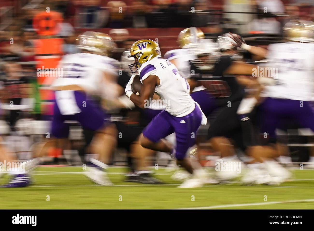 28. Oktober 2023, Stanford, Kalifornien, USA: Washington Huskies Running Back DILLON JOHNSON (7) findet das Loch und vermeidet Tackles im dritten Quartal beim NCAA-Fußballspiel Washington Huskies vs Stanford Cardinal im Stanford Stadium. (Bild: © Jose Moreno/ZUMA Press Wire) Stockfoto