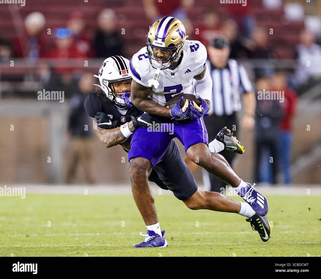 28. Oktober 2023, Stanford, Kalifornien, USA: Washington Huskies Wide Receiver ja'LYNN POLK (2) kämpft im dritten Quartal beim NCAA-Fußballspiel Washington Huskies gegen Stanford Cardinal im Stanford Stadium gegen ein Tackle. (Bild: © Jose Moreno/ZUMA Press Wire) Stockfoto