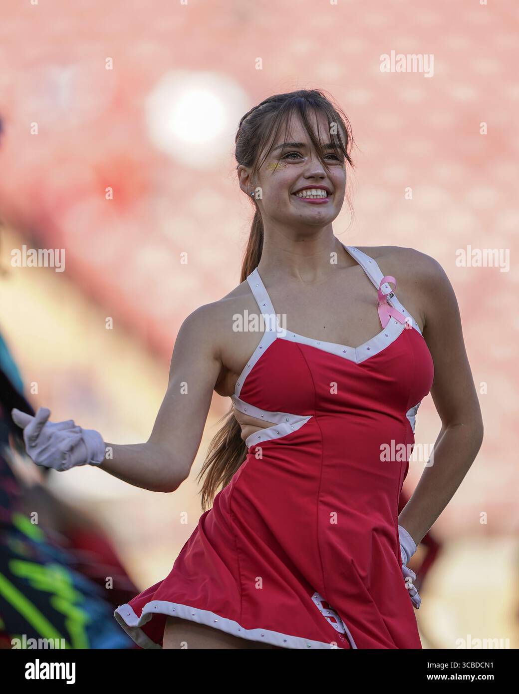28. Oktober 2023, Stanford, Kalifornien, USA: Stanford-Kardinal-Cheerleader während der Vorspielfeier beim NCAA-Fußballspiel Washington Huskies vs Stanford Cardinal im Stanford Stadium. (Bild: © Jose Moreno/ZUMA Press Wire) Stockfoto