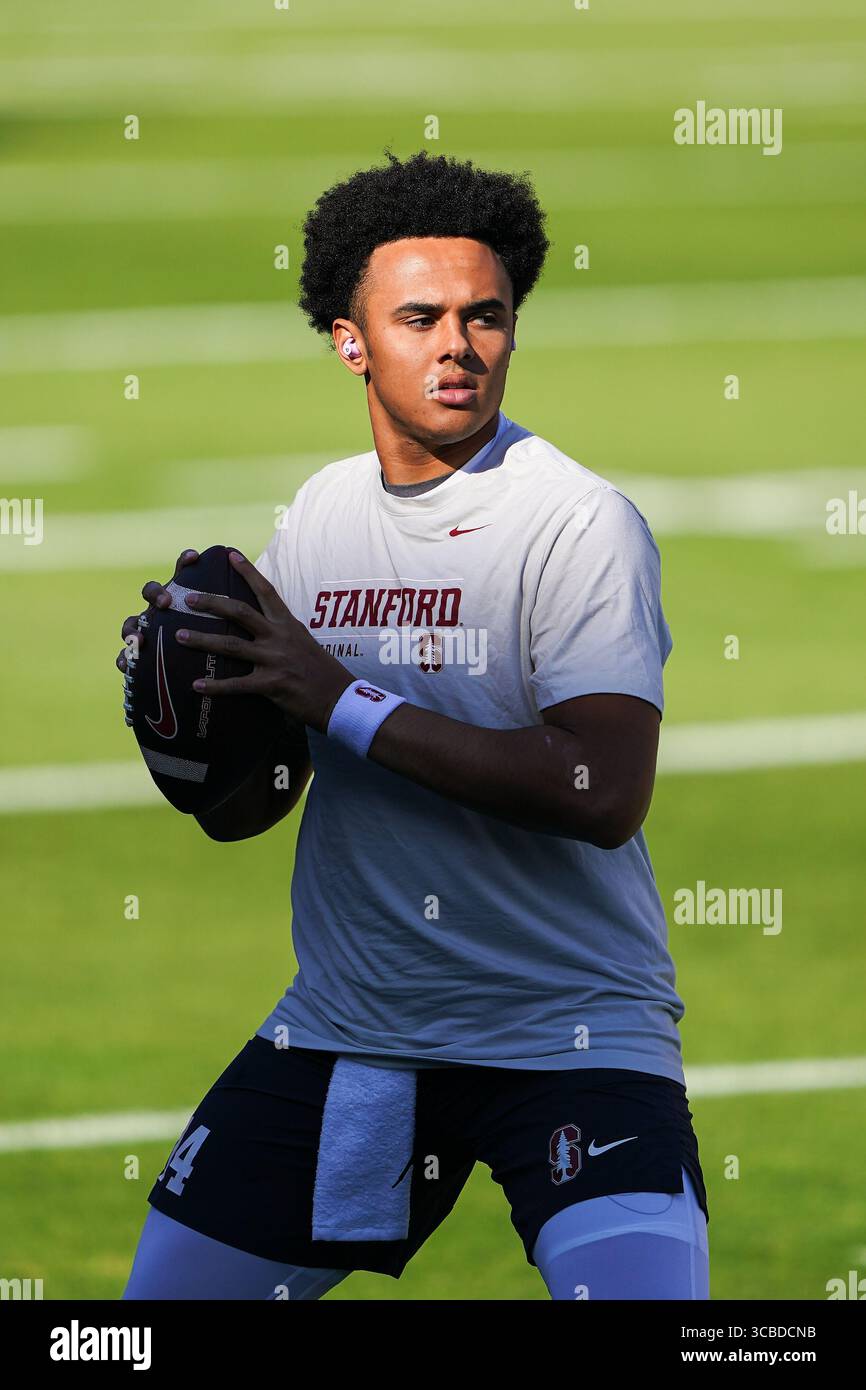 28. Oktober 2023, Stanford, Kalifornien, USA: Stanford Cardinal Quarterback ASHTON DANIELS (14) wärmt seinen Wurfarm beim Vorspiel für das NCAA-Fußballspiel Washington Huskies vs Stanford Cardinal im Stanford Stadium auf. (Bild: © Jose Moreno/ZUMA Press Wire) Stockfoto