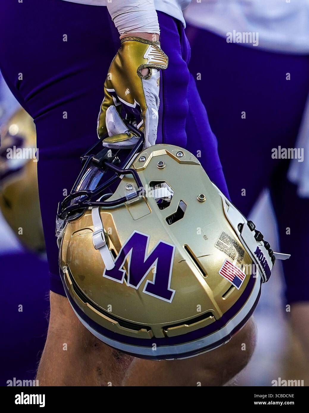 28. Oktober 2023, Stanford, Kalifornien, USA: Spieler der Washington Huskies, der seinen Helm an der Seitenlinie während des NCAA-Fußballspiels Washington Huskies gegen Stanford Cardinal im Stanford Stadium hält. (Bild: © Jose Moreno/ZUMA Press Wire) Stockfoto
