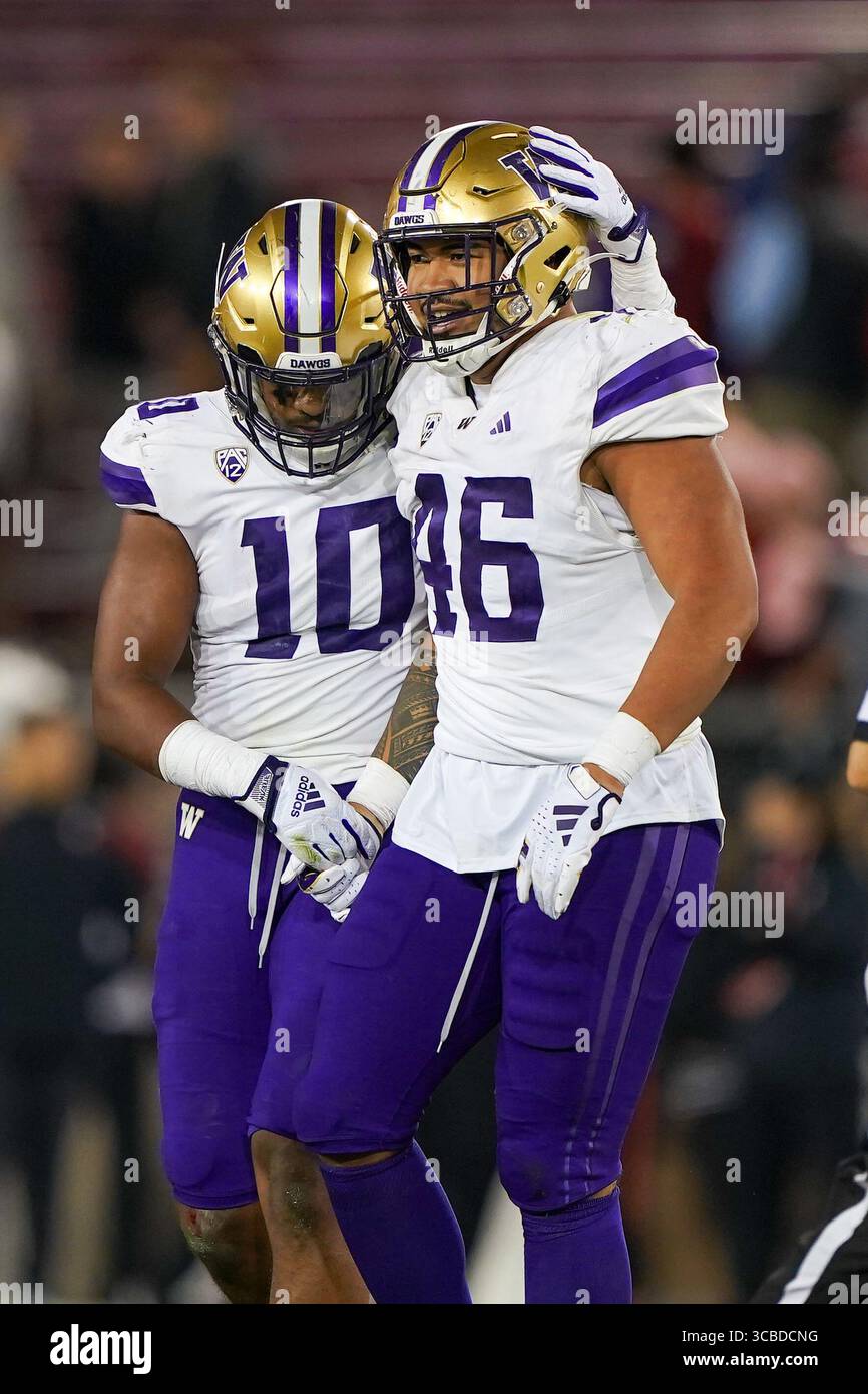 28. Oktober 2023, Stanford, Kalifornien, USA: Washington Huskies Defensive End SEKAI ASOAU-AFOA (46) und Washington Huskies Linebacker RALEN GOFORTH (10) feiern am Ende des Spiels einen hart umkämpften und knappen Sieg beim Washington Huskies vs Stanford Cardinal NCAA Fußballspiel im Stanford Stadium. (Bild: © Jose Moreno/ZUMA Press Wire) Stockfoto