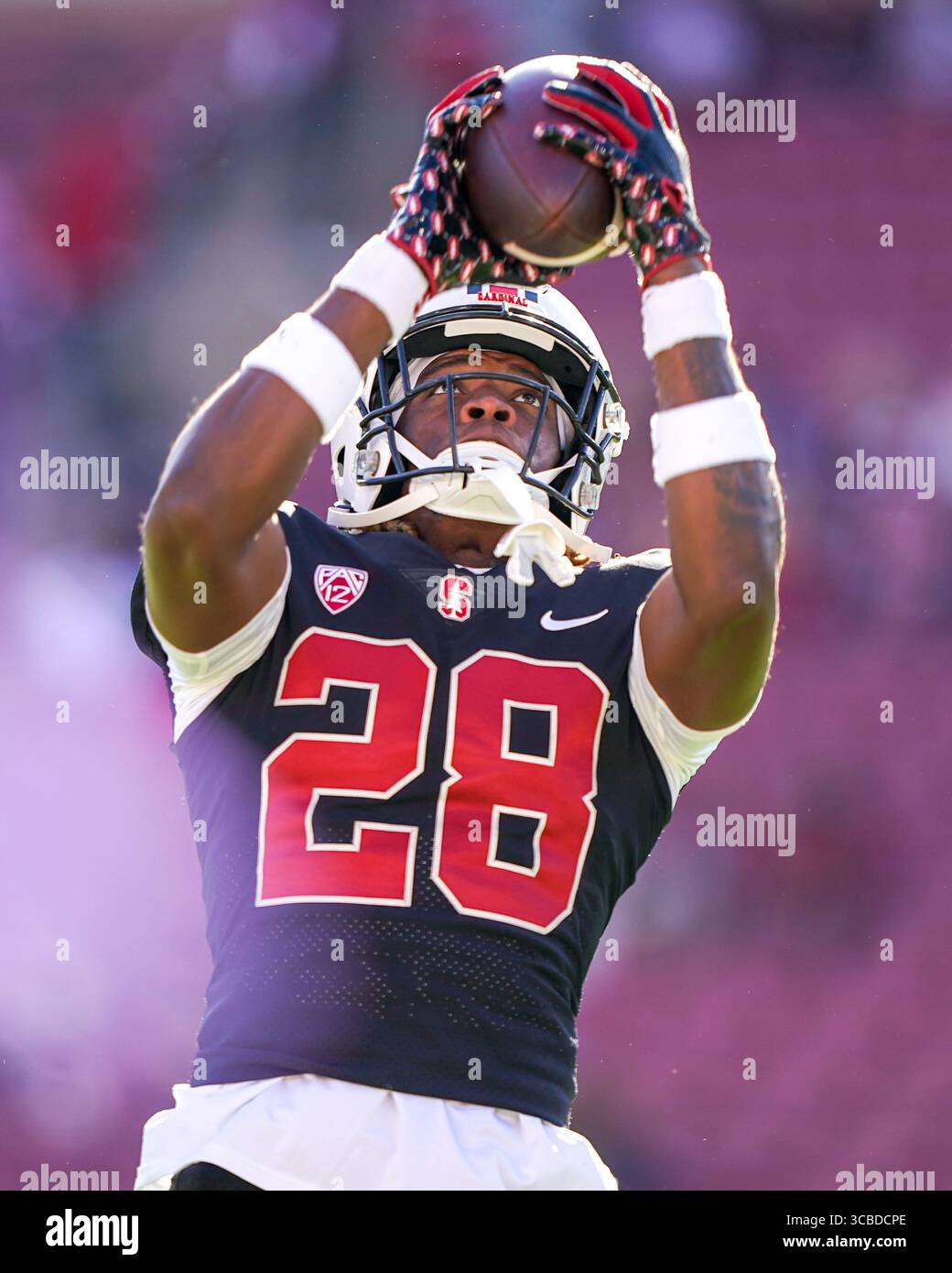 28. Oktober 2023, Stanford, Kalifornien, USA: Stanford Cardinal Cornerback JOSHUA THOMPSON (28) während des Vorspiels beim Washington Huskies vs. Stanford Cardinal NCAA-Football-Spiel im Stanford Stadium. (Bild: © Jose Moreno/ZUMA Press Wire) Stockfoto