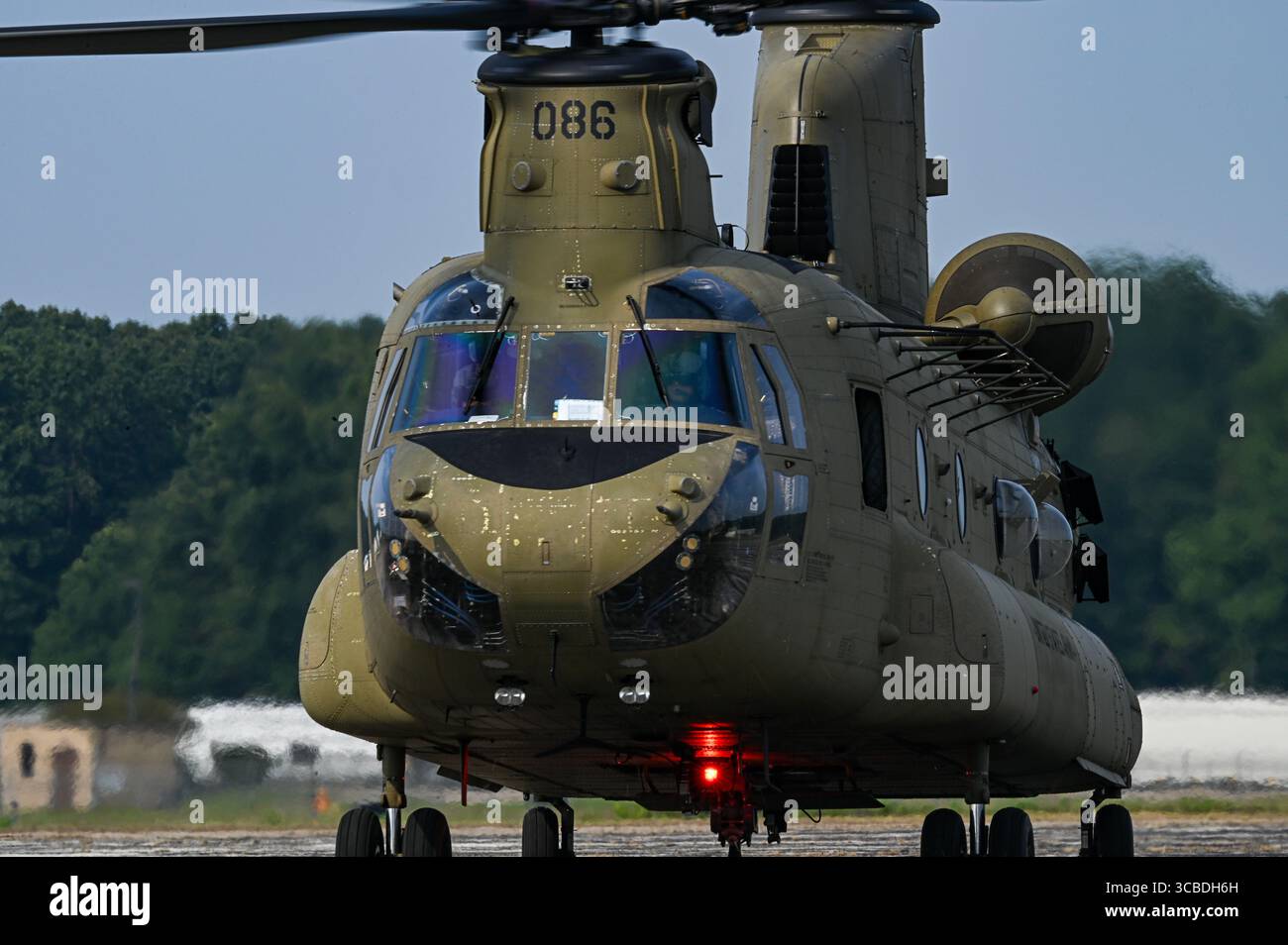 Ein CH-47 Chinook der US-Armee, der Bravo Kompanie zugewiesen wurde, 3-238. General Support Aviation Battalion auf der Selfridge Air National Guard Base, Taxis auf dem Fli Stockfoto