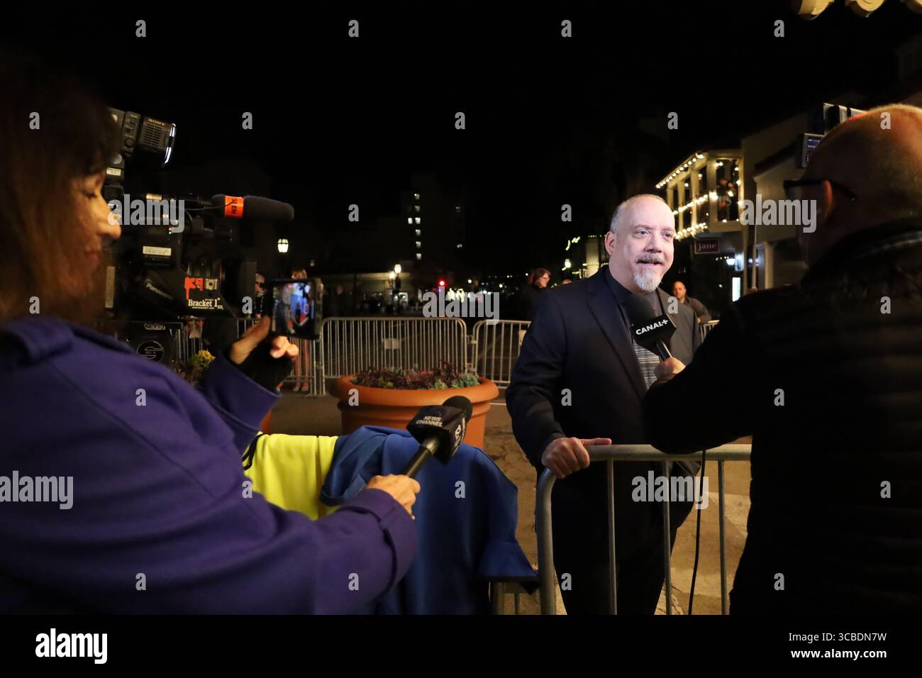 14. Februar 2024, Santa Barbara, Kalifornien, USA: Santa Barbara International Film Festival am 14. Februar 2024: Der Cinema Vanguard Award ging an Paul Giamatti für seinen Auftritt in â œThe Holdoversâ€. Er wird hier von KETYâ News Anchor Tracy Lehr interviewt und auch von Canal + Journalist (Credit Image: © Amy Katz/ZUMA Press Wire) Stockfoto