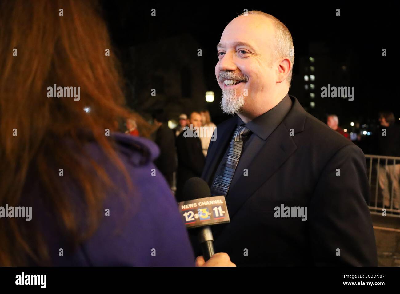 14. Februar 2024, Santa Barbara, Kalifornien, USA: Santa Barbara International Film Festival am 14. Februar 2024: Der Cinema Vanguard Award ging an Paul Giamatti für seinen Auftritt in â œThe Holdoversâ€. Er wird hier von KETYâ News Anchor Tracy Lehr interviewt. (Bild: © Amy Katz/ZUMA Press Wire) Stockfoto