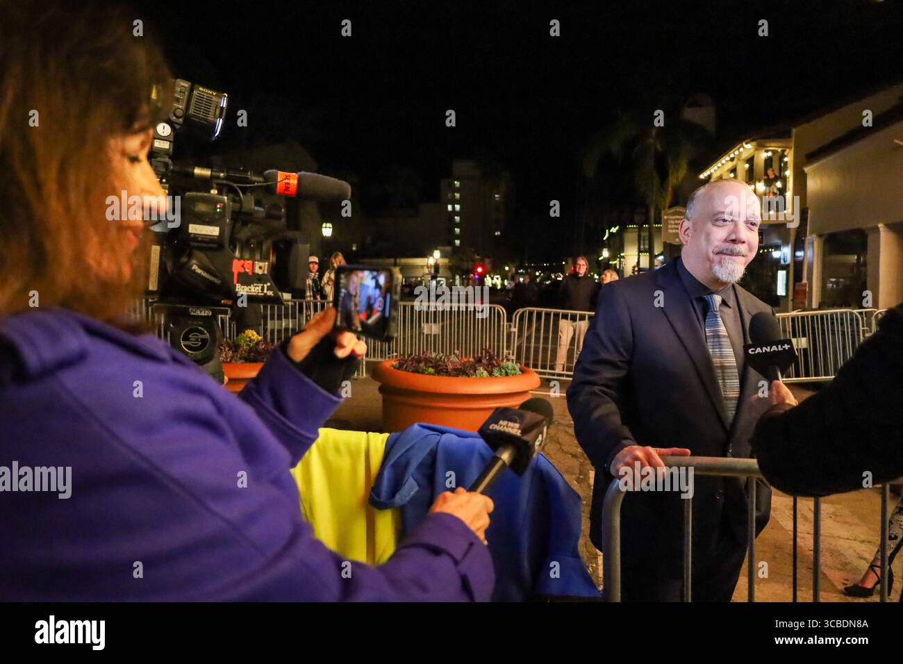 14. Februar 2024, Santa Barbara, Kalifornien, USA: Santa Barbara International Film Festival am 14. Februar 2024: Der Cinema Vanguard Award ging an Paul Giamatti für seinen Auftritt in â œThe Holdoversâ€. Er wird hier von KETYâ News Anchor Tracy Lehr interviewt und auch von Canal + Journalist (Credit Image: © Amy Katz/ZUMA Press Wire) Stockfoto
