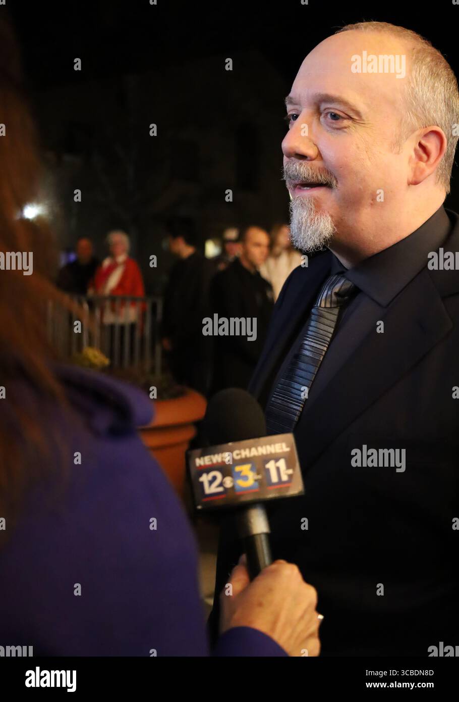 14. Februar 2024, Santa Barbara, Kalifornien, USA: Santa Barbara International Film Festival am 14. Februar 2024: Der Cinema Vanguard Award ging an Paul Giamatti für seinen Auftritt in â œThe Holdoversâ€. Er wird hier von KETYâ News Anchor Tracy Lehr interviewt. (Bild: © Amy Katz/ZUMA Press Wire) Stockfoto