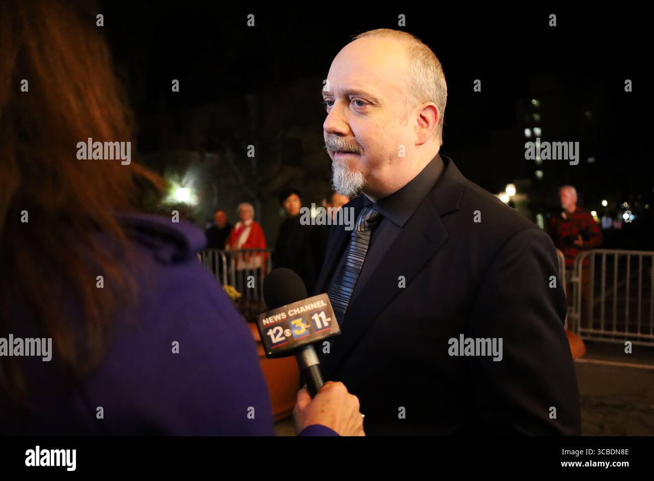 14. Februar 2024, Santa Barbara, Kalifornien, USA: Santa Barbara International Film Festival am 14. Februar 2024: Der Cinema Vanguard Award ging an Paul Giamatti für seinen Auftritt in â œThe Holdoversâ€. Er wird hier von KETYâ News Anchor Tracy Lehr interviewt. (Bild: © Amy Katz/ZUMA Press Wire) Stockfoto