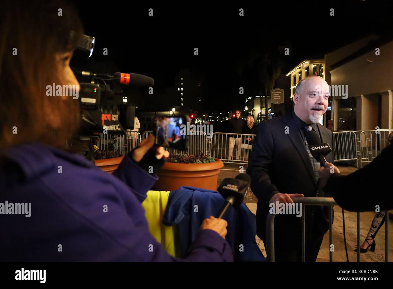 14. Februar 2024, Santa Barbara, Kalifornien, USA: Santa Barbara International Film Festival am 14. Februar 2024: Der Cinema Vanguard Award ging an Paul Giamatti für seinen Auftritt in â œThe Holdoversâ€. Er wird hier von KETYâ News Anchor Tracy Lehr interviewt und auch von Canal + Journalist (Credit Image: © Amy Katz/ZUMA Press Wire) Stockfoto