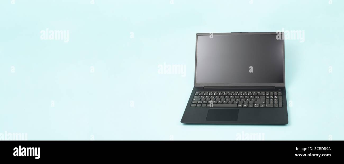 Leerer Laptop-Bildschirm, Daten hochladen, Geschäftskonzept, Installationsanwendung, Computer auf dem Schreibtisch Stockfoto