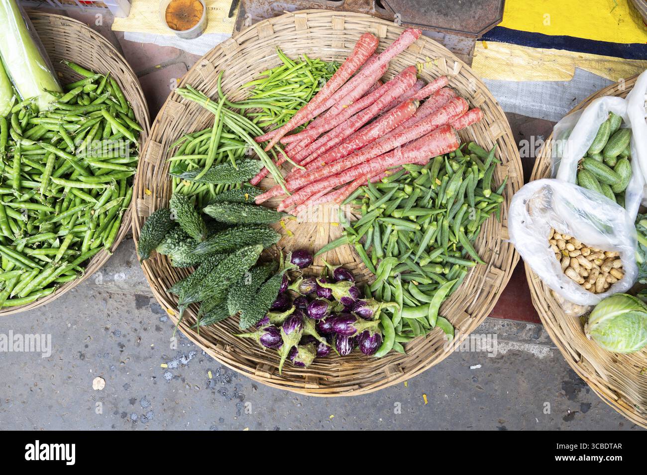 Korb mit frischem Gemüse, Markt in Indien, Verkaufsstand auf der Straße mit Karotten, Auberginen, Bohnen, Okra-Schoten und Gurken, indische Kultur Stockfoto