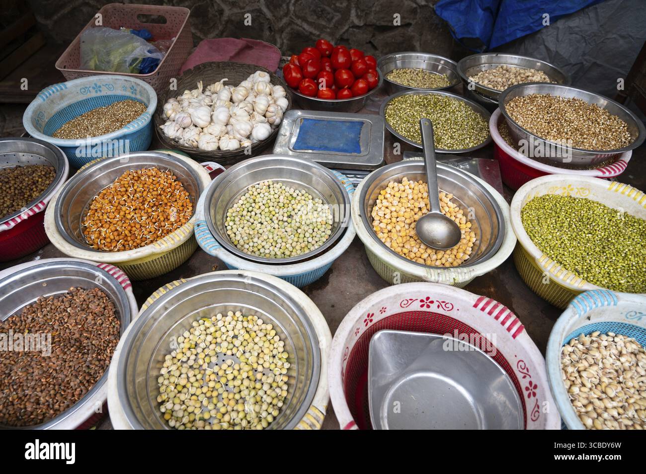 Linsen, Setzlinge und Gewürze zum Verkauf auf einem Gewürzmarkt in Mumbai, Indien, mit frischen Zutaten zum Kochen indischer Speisen Stockfoto