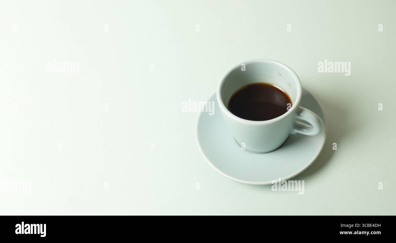 Kaffee trinken, Pause machen, morgens aufwachen, heißes Getränk mit Koffein, Pause machen, positive Einstellung Stockfoto