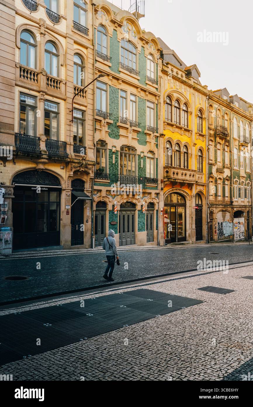 Historische Straße in Porto gesäumt von kunstvollen Gebäuden mit bunten Azulejo-Fliesen. Portugiesische Architektur, charmante Fassaden, städtisch, dekorativ Stockfoto