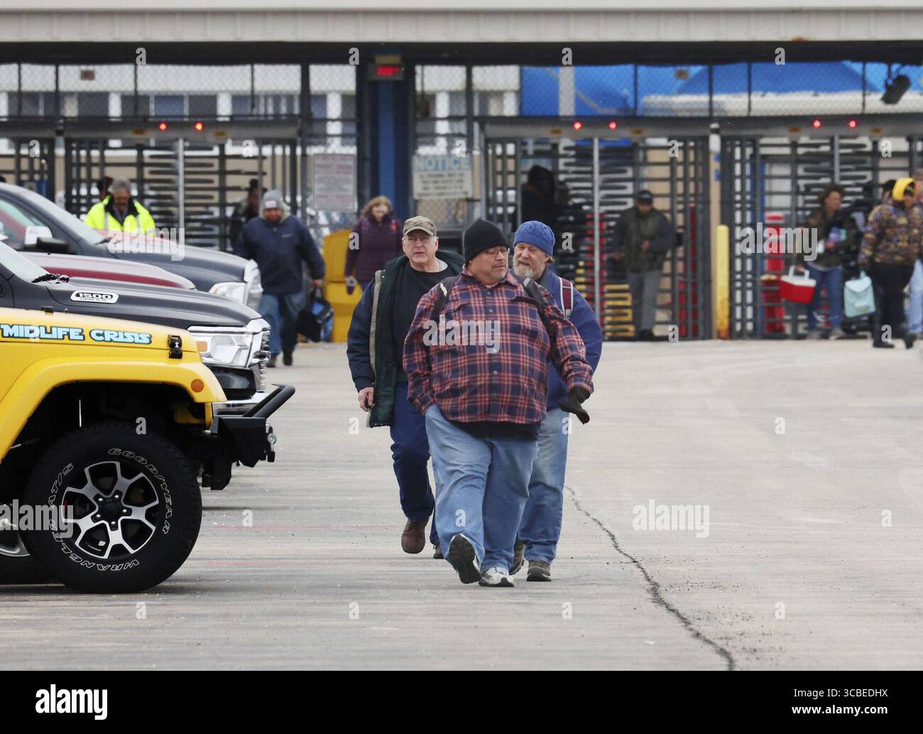 24. Februar 2023: Die Erstschicht verlässt das Montagewerk Belvidere am 23. Februar 2023 in Belvidere, Illinois. Seit fast sechs Jahrzehnten ist das Werk der führende Arbeitgeber und Wirtschaftsmotor der kleinen Flussstadt in der Nähe von Rockford. (Foto: © Stacey Wescott/Chicago Tribune via ZUMA Press Wire) Stockfoto