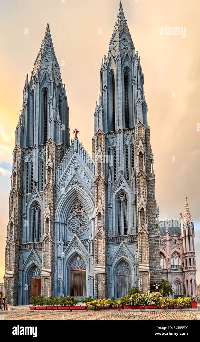 Die St. Philomena's Cathedral in Mysore, Indien, ist eine neogotische katholische Kirche aus dem Jahr 1936, die majestätische Türme und spirituelles Erbe beherbergt. Stockfoto