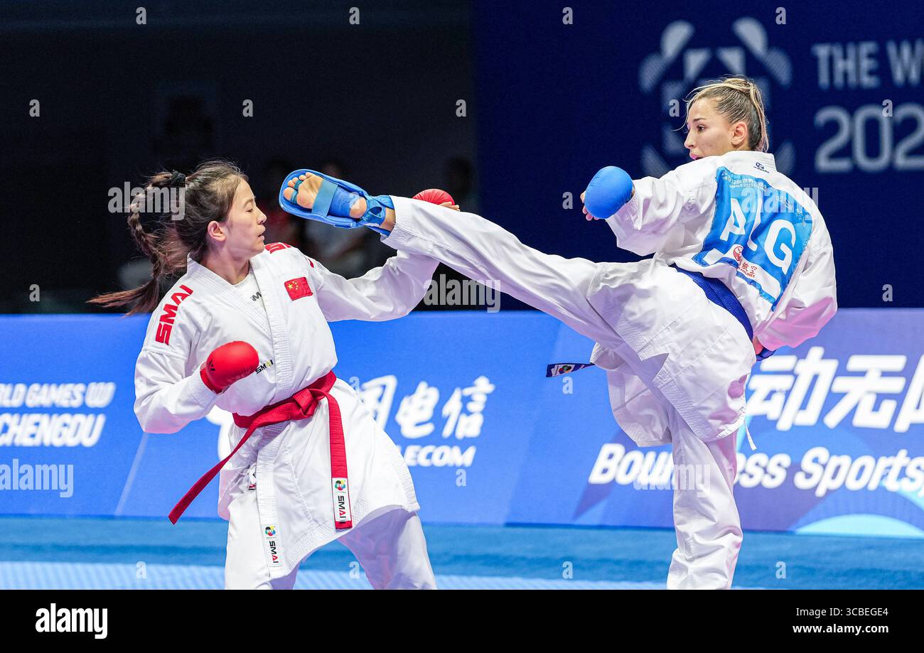 Chengdu, Chinas Provinz Sichuan. August 2025. Wang Junhui (L) aus China tritt gegen Cylia Ouikene aus Algerien während des 50 kg schweren Poollandschaftsspiels Karate bei den World Games 2025 in Chengdu, südwestchinesische Provinz Sichuan, am 8. August 2025 an. Quelle: Tenzin Nyida/Xinhua/Alamy Live News Stockfoto