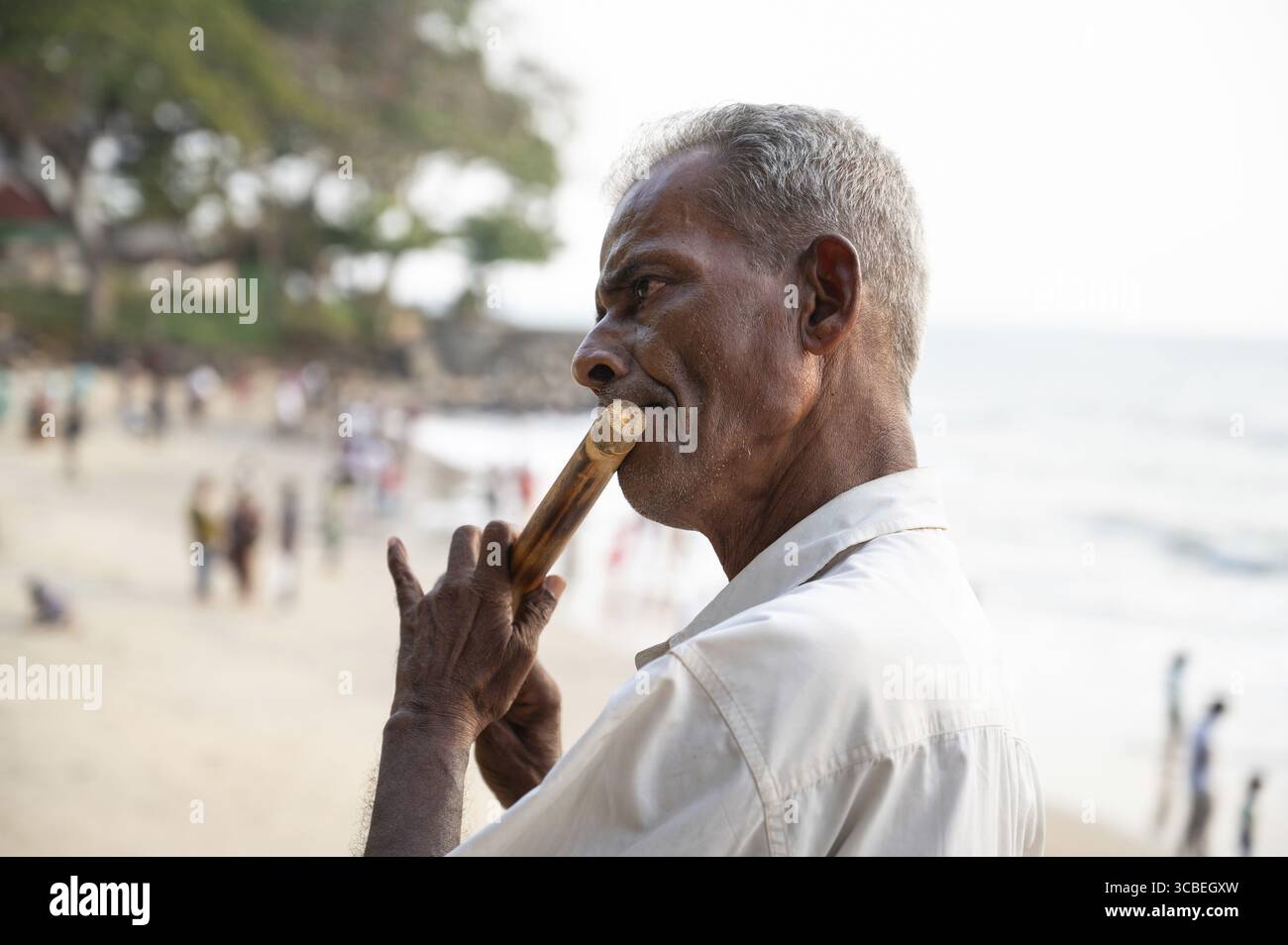 Indischer Flötenspieler am Strand von Kochi, Indien, Musiker im vasco da gama, Straßenmusik, 18.03.2025 Stockfoto