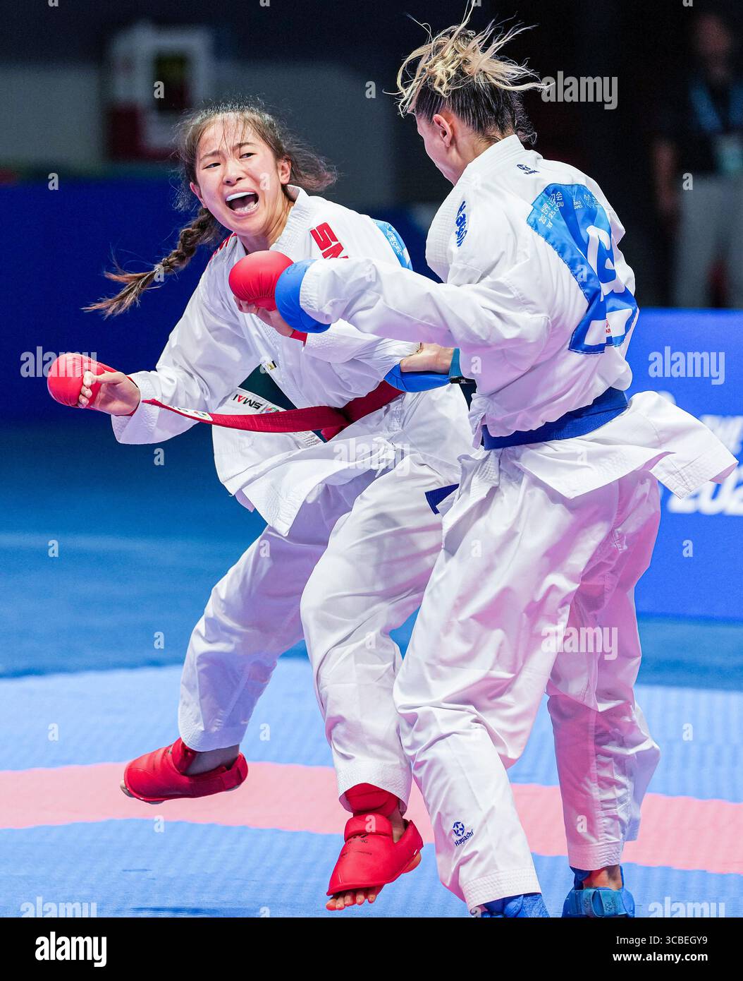 Chengdu, Chinas Provinz Sichuan. August 2025. Wang Junhui (L) aus China tritt gegen Cylia Ouikene aus Algerien während des 50 kg schweren Poollandschaftsspiels Karate bei den World Games 2025 in Chengdu, südwestchinesische Provinz Sichuan, am 8. August 2025 an. Quelle: Tenzin Nyida/Xinhua/Alamy Live News Stockfoto