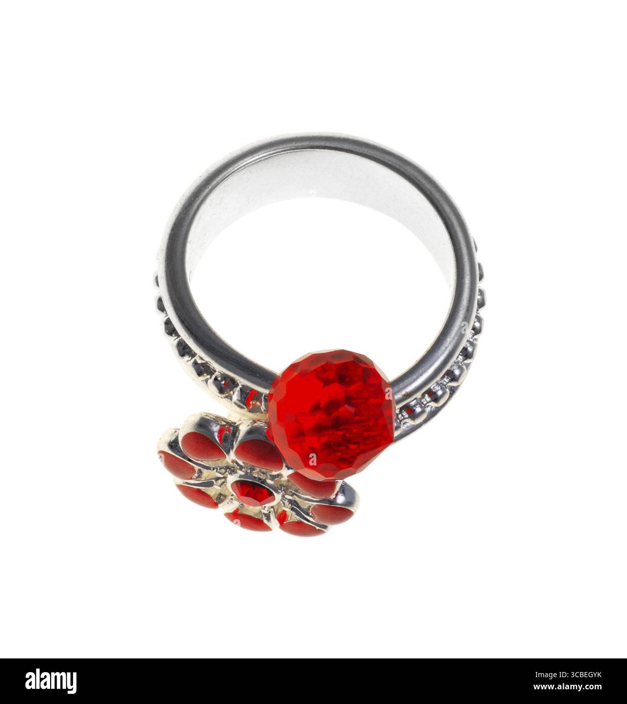 Schmuck, weißer Ring mit rotem Glas Stockfoto