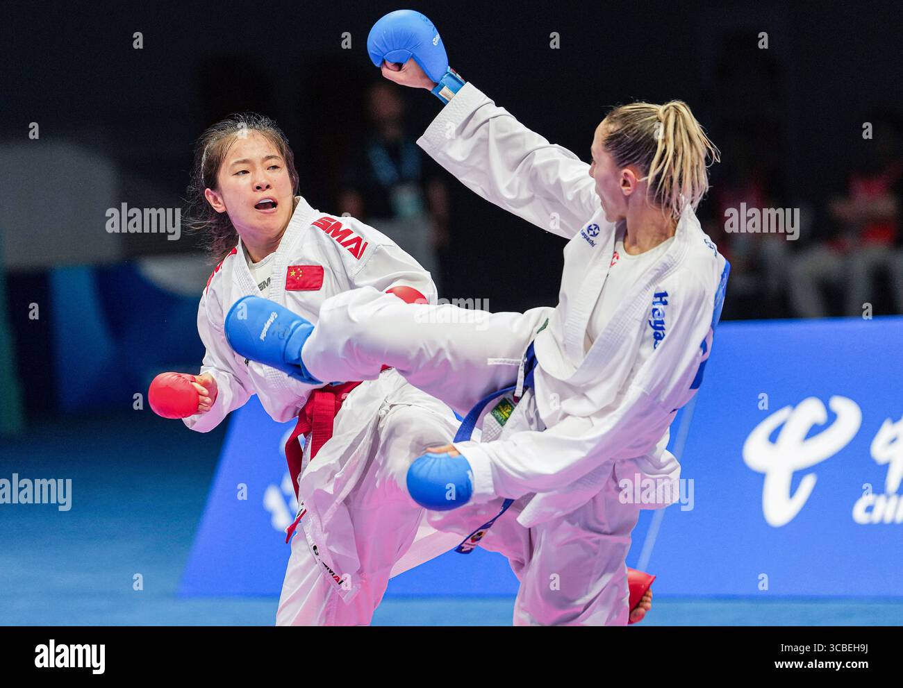 Chengdu, Chinas Provinz Sichuan. August 2025. Wang Junhui (L) aus China tritt gegen Cylia Ouikene aus Algerien während des 50 kg schweren Poollandschaftsspiels Karate bei den World Games 2025 in Chengdu, südwestchinesische Provinz Sichuan, am 8. August 2025 an. Quelle: Tenzin Nyida/Xinhua/Alamy Live News Stockfoto