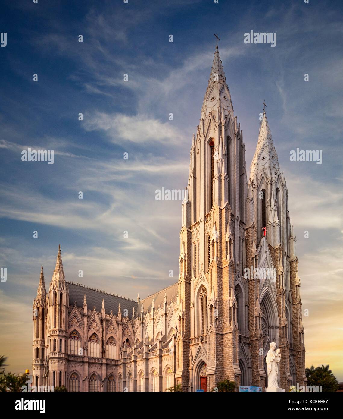 Die St. Philomena's Cathedral in Mysore, Indien, ist eine neogotische katholische Kirche aus dem Jahr 1936, die majestätische Türme und spirituelles Erbe beherbergt. Stockfoto