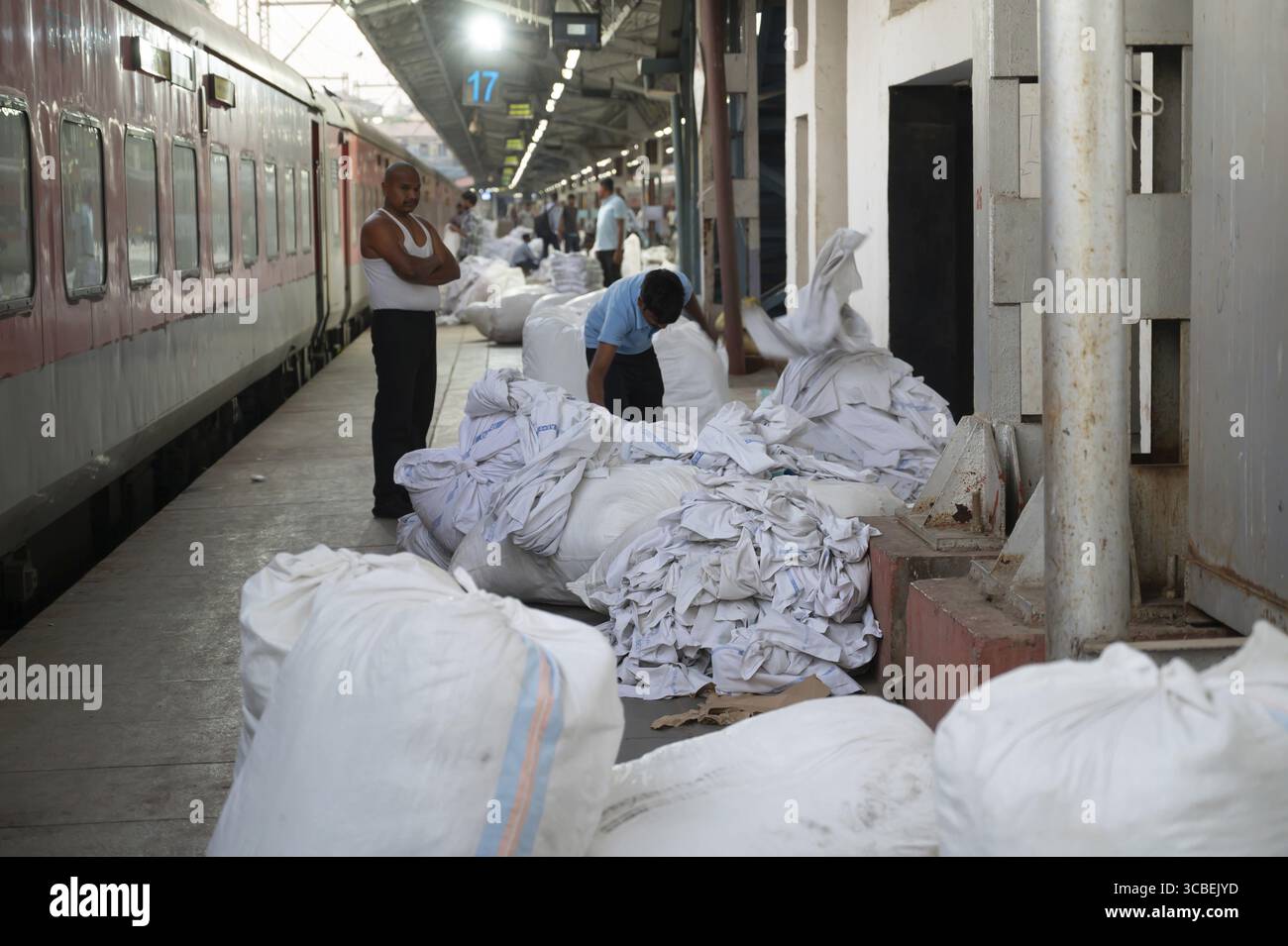 Bahnhof Mumbai, Indien, Taschen mit Bettlaken, Bahnsteig für den Nachtzug, Transport und Lieferung mit öffentlichen Verkehrsmitteln, 06.03.2025 Stockfoto