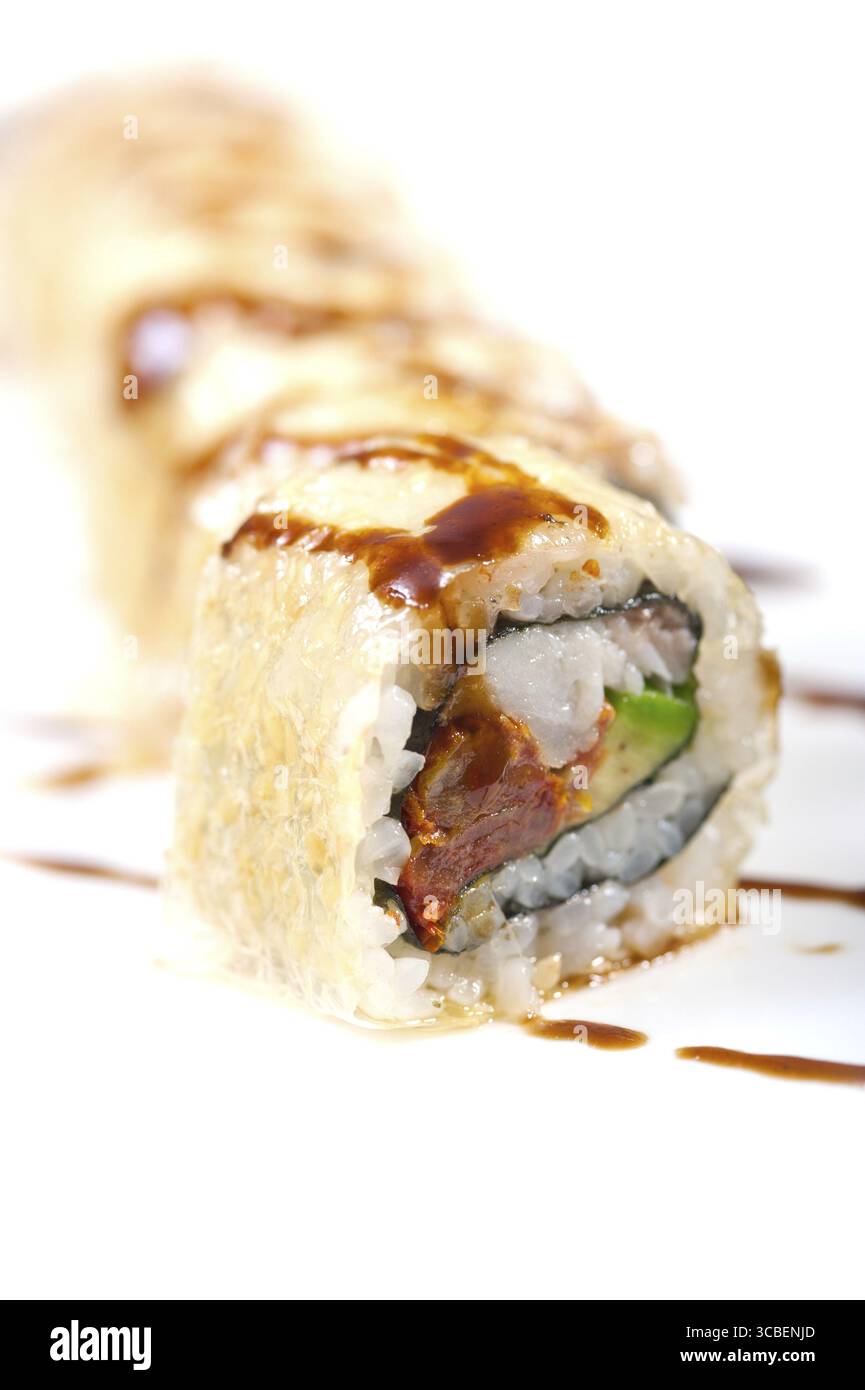 Makro-Nahaufnahme der Auswahl an frischen Sushi-Kombinationen Stockfoto