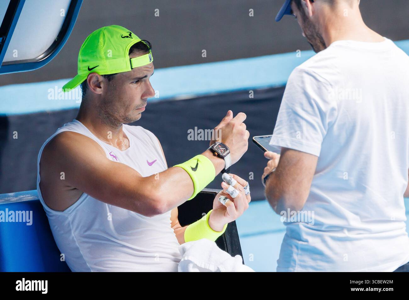 5. Januar 2023: RAFAEL NADAL (ESP) stellt seine Richard Mille Uhr während eines Trainings in der Rod Laver Arena vor den Australian Open 2023 in Melbourne, Australien, ein. Sydney Low/Cal Sport Media (Bild: © Sydney Low/CSM via ZUMA Press Wire) Stockfoto