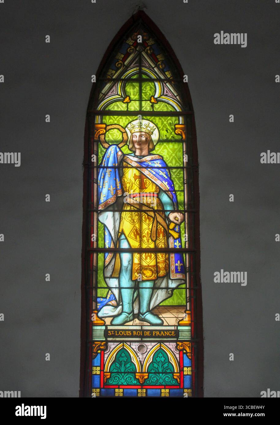 Vietnam, Hanoi. Die St. Joseph's Cathedral ist eine katholische Kirche im Bezirk Hoàn Kim in Hanoi. Es handelt sich um eine neugotische Kirche aus dem späten 19. Jahrhundert, die als Kathedrale der römisch-katholischen Erzdiözese Hanoi dient. Die Kathedrale ist nach Joseph, dem Schutzpatron Vietnams, benannt. Buntglasfenster mit dem Bild des Königs St. Louis von Frankreich. Stockfoto