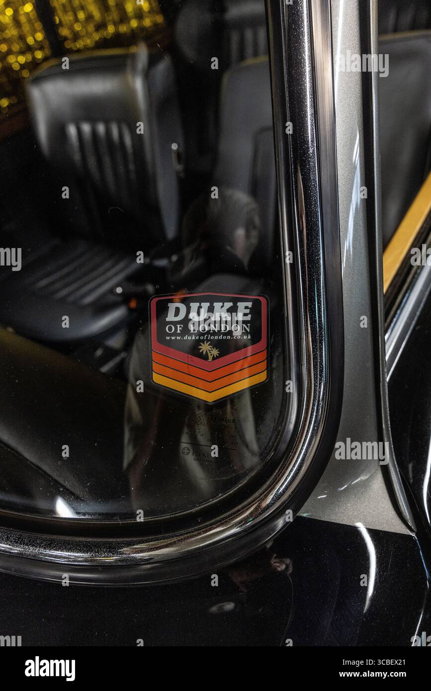 Aufkleber an einem Autofenster für Duke of london, großbritanniens unkonventionellsten Oldtimer-Händler, der für den Handel mit seltenen und klassischen Fahrzeugen in großbritannien bekannt ist Stockfoto